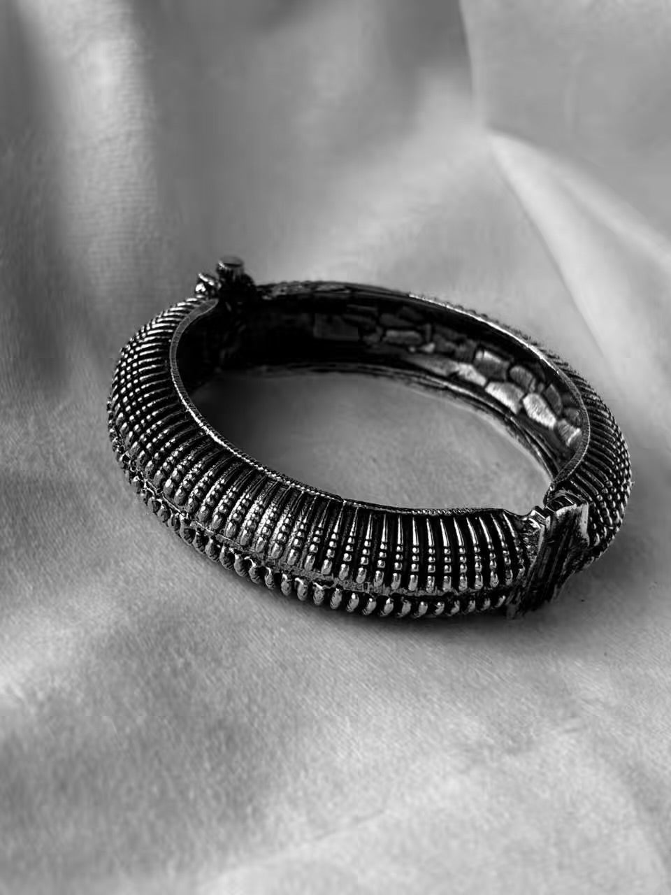 Striped Oxidised Screw Bangle ( Oxidised Silver )