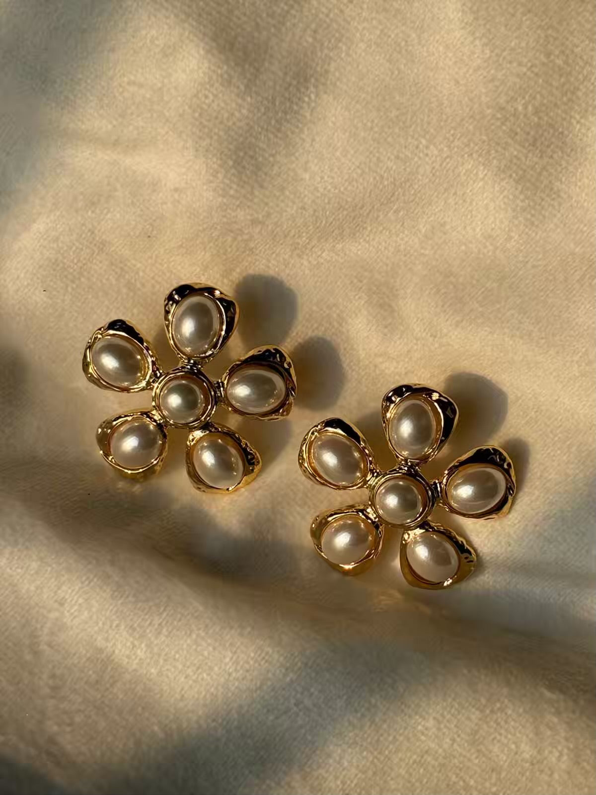 Pearly Flower Studs Earrings Studs - Gold Plated