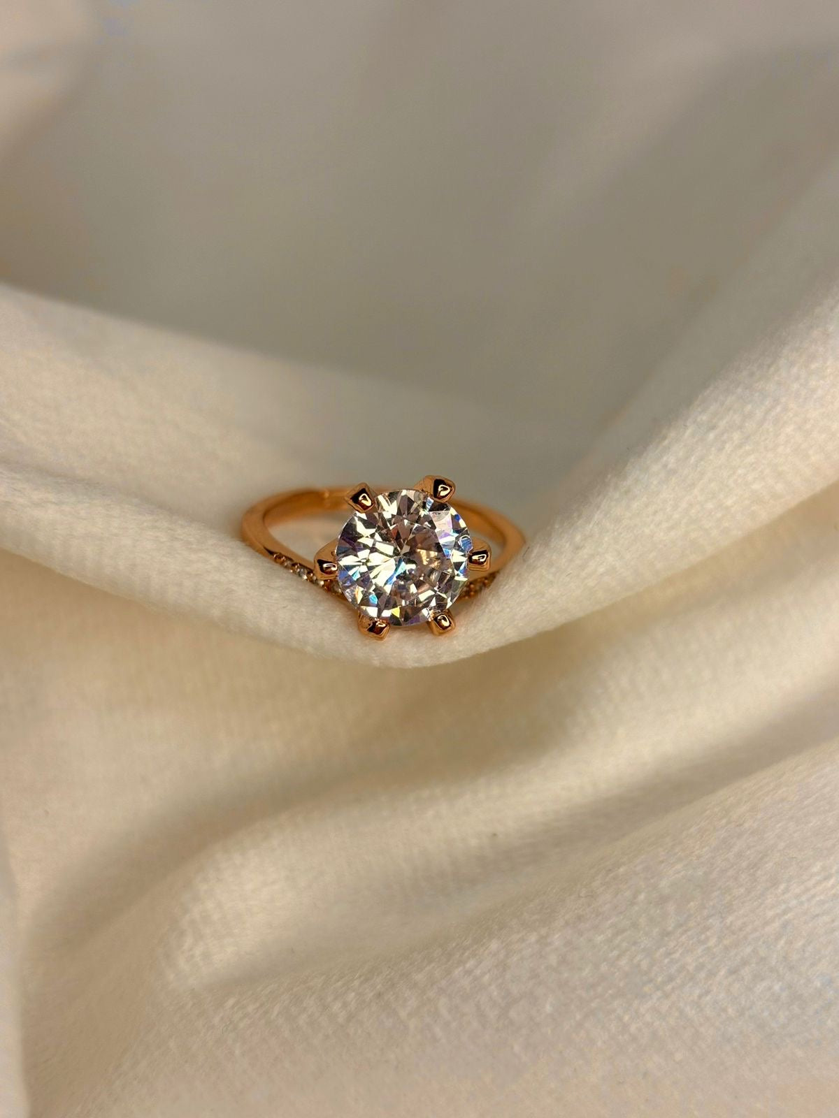 Round V Solitaire Ring( Rose Gold )Adjustable