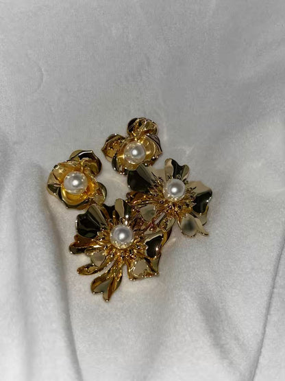 Pearl Flower Studs Earrings Studs - Gold Plated