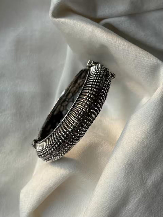 Striped Oxidised Screw Bangle ( Oxidised Silver )