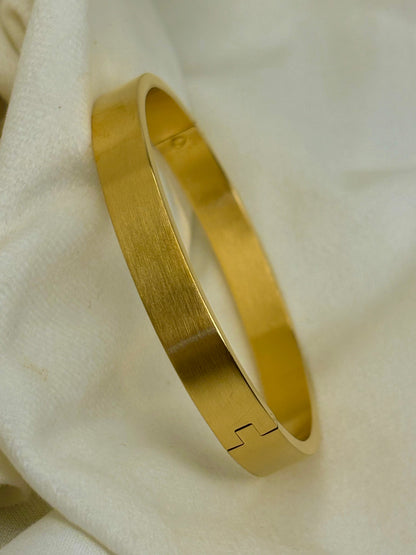 Matte Men Oval Gold Bangle Bracelet 2.8