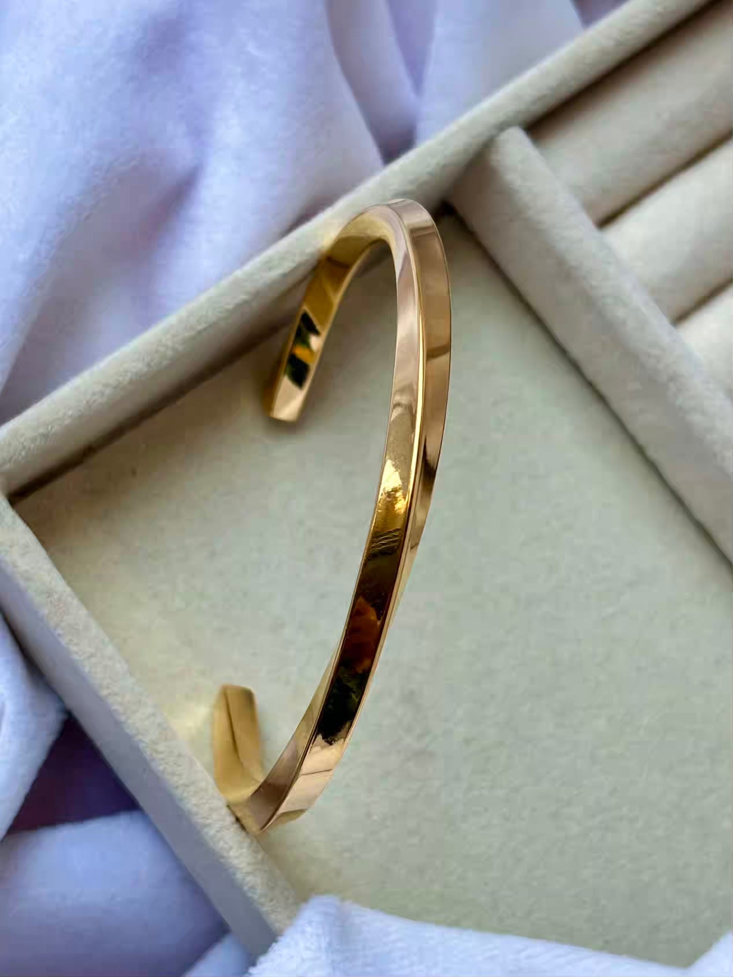 Simplistic Wavy Twisted Bracelet Bangle - Gold