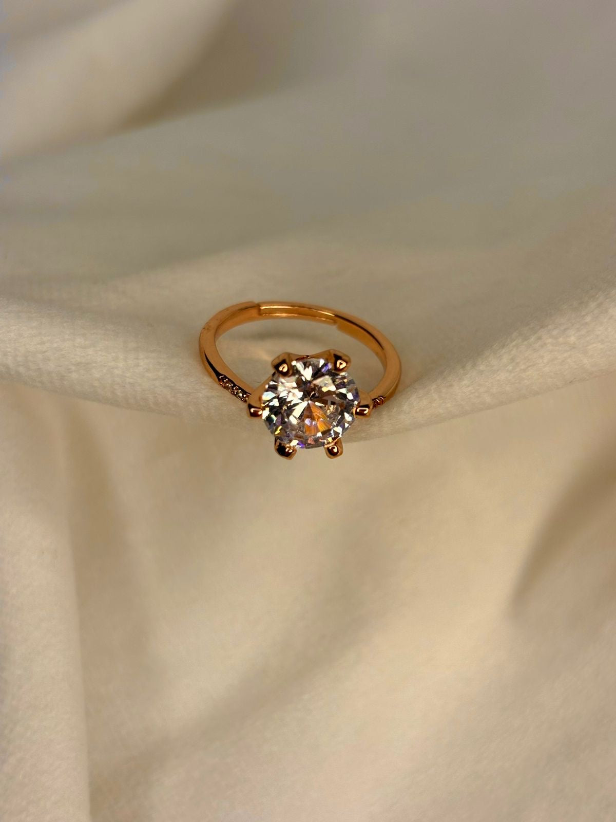 Round V Solitaire Ring( Rose Gold )Adjustable