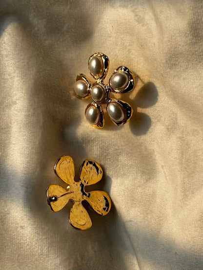 Pearly Flower Studs Earrings Studs - Gold Plated