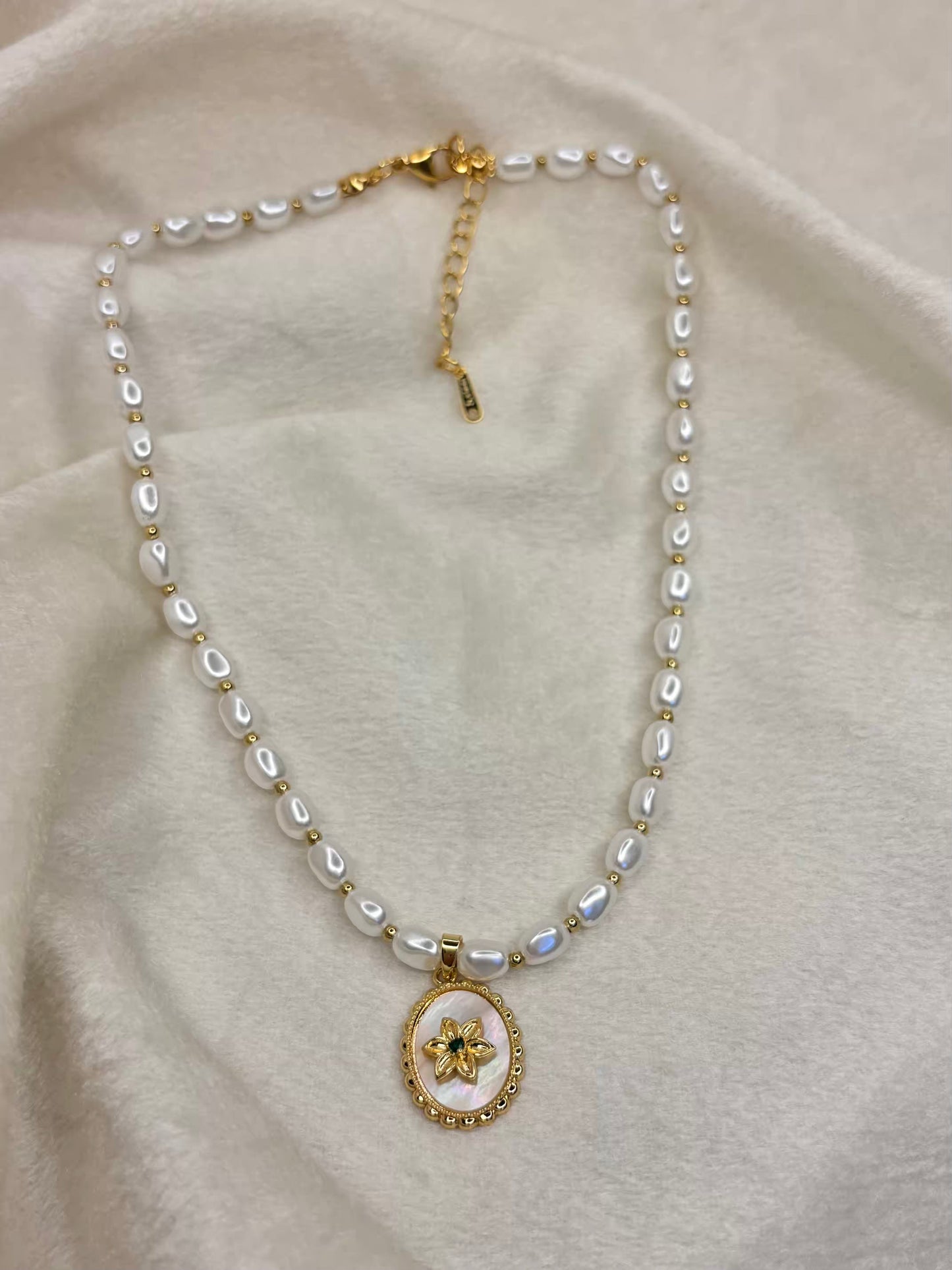 Pearl Flower Necklace - Gold Plated