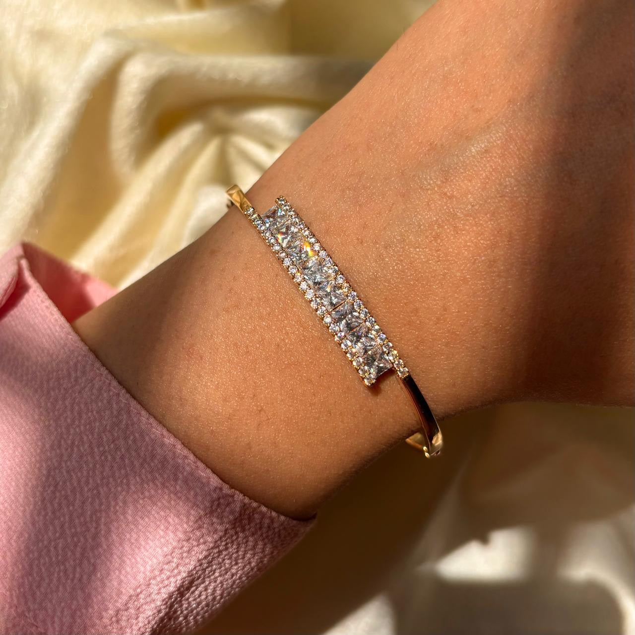 Solitaire Diamonds Bracelet 18k Gold Plated Bangle