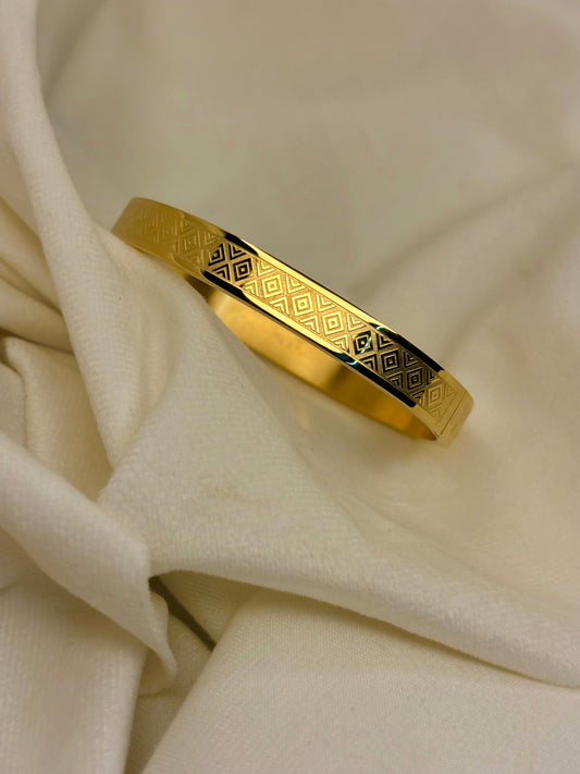 Diamonds Oval Gold Bangle Bracelet 2.8