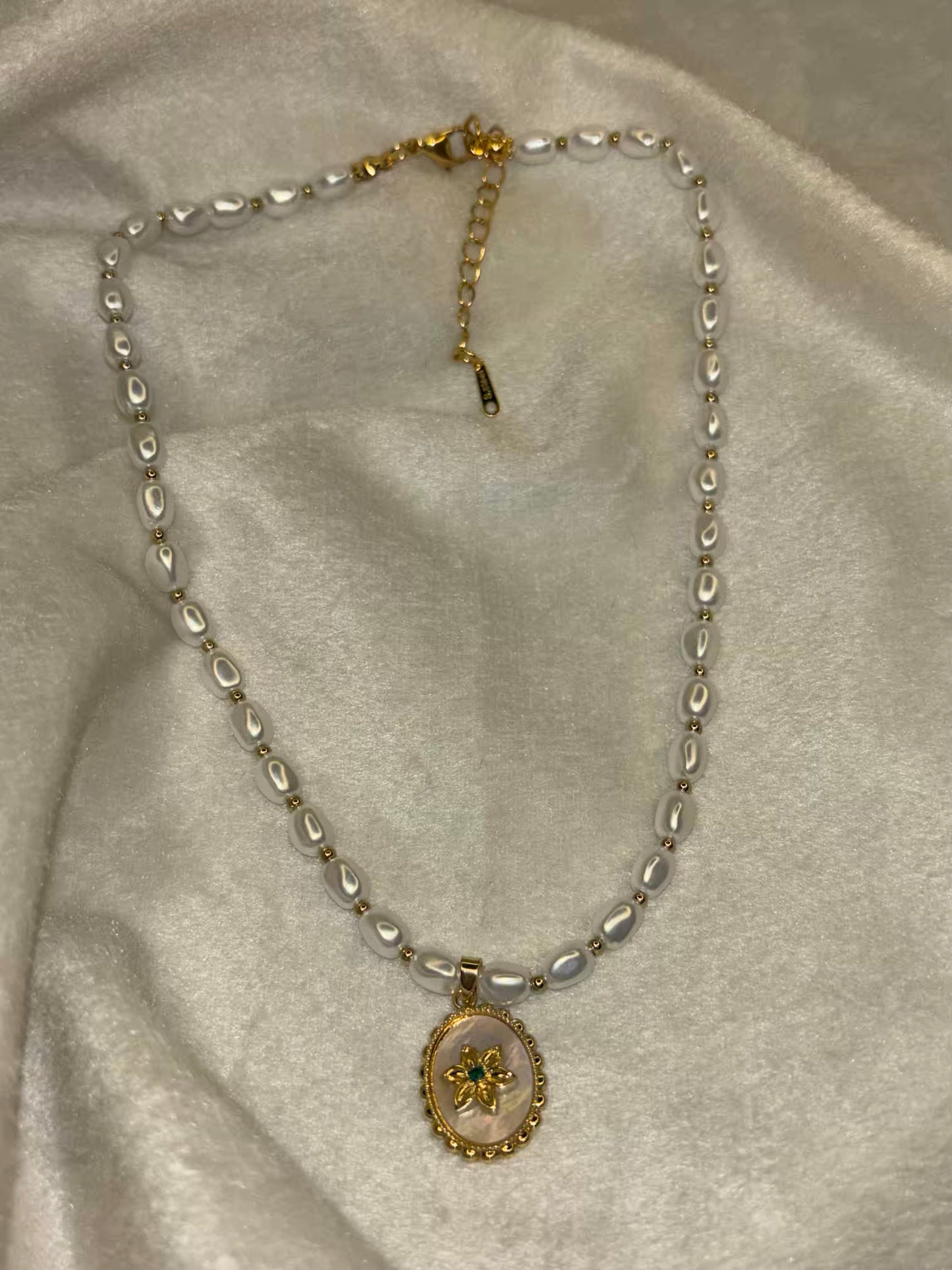 Pearl Flower Necklace - Gold Plated