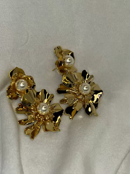 Pearl Flower Studs Earrings Studs - Gold Plated