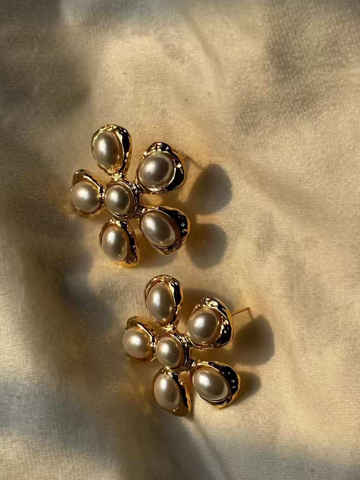 Pearly Flower Studs Earrings Studs - Gold Plated