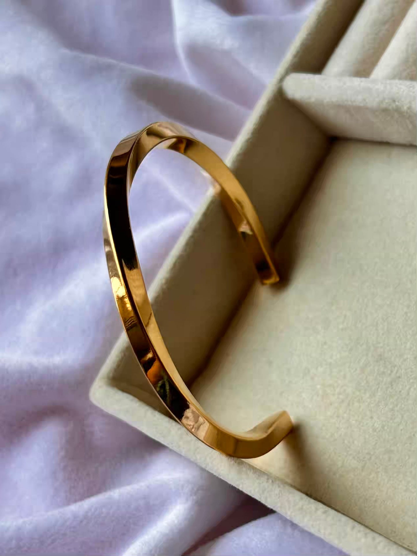 Simplistic Wavy Twisted Bracelet Bangle - Gold