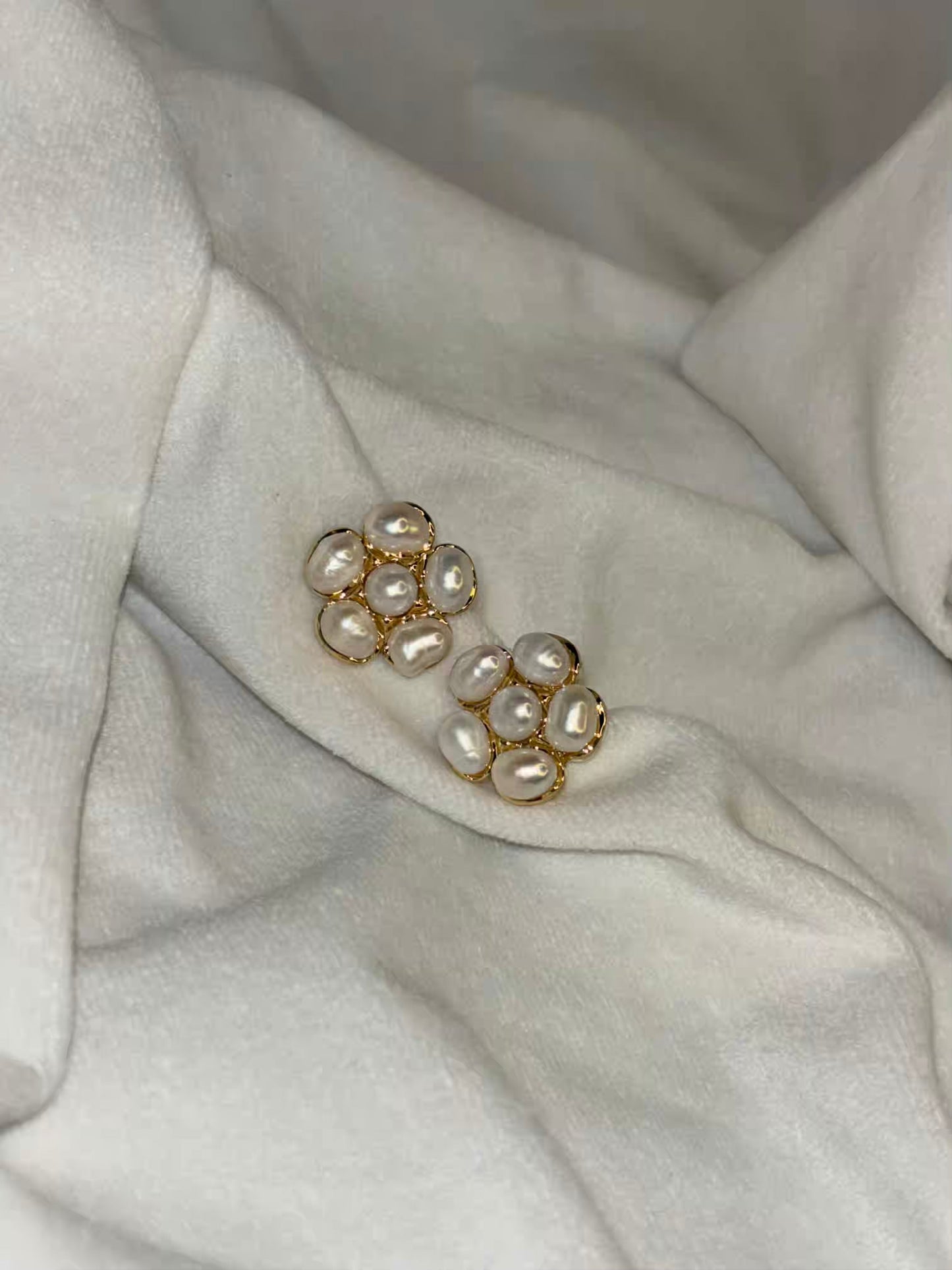 Flower Fresh Pearls Tiny Earrings Studs - Gold Plated