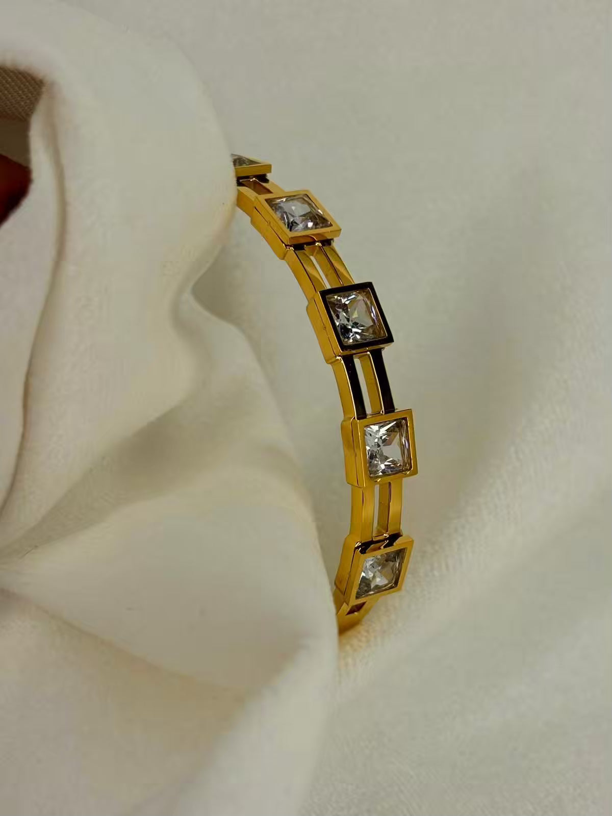 Square Diamond Premium Bangle 2.6 ( Gold )