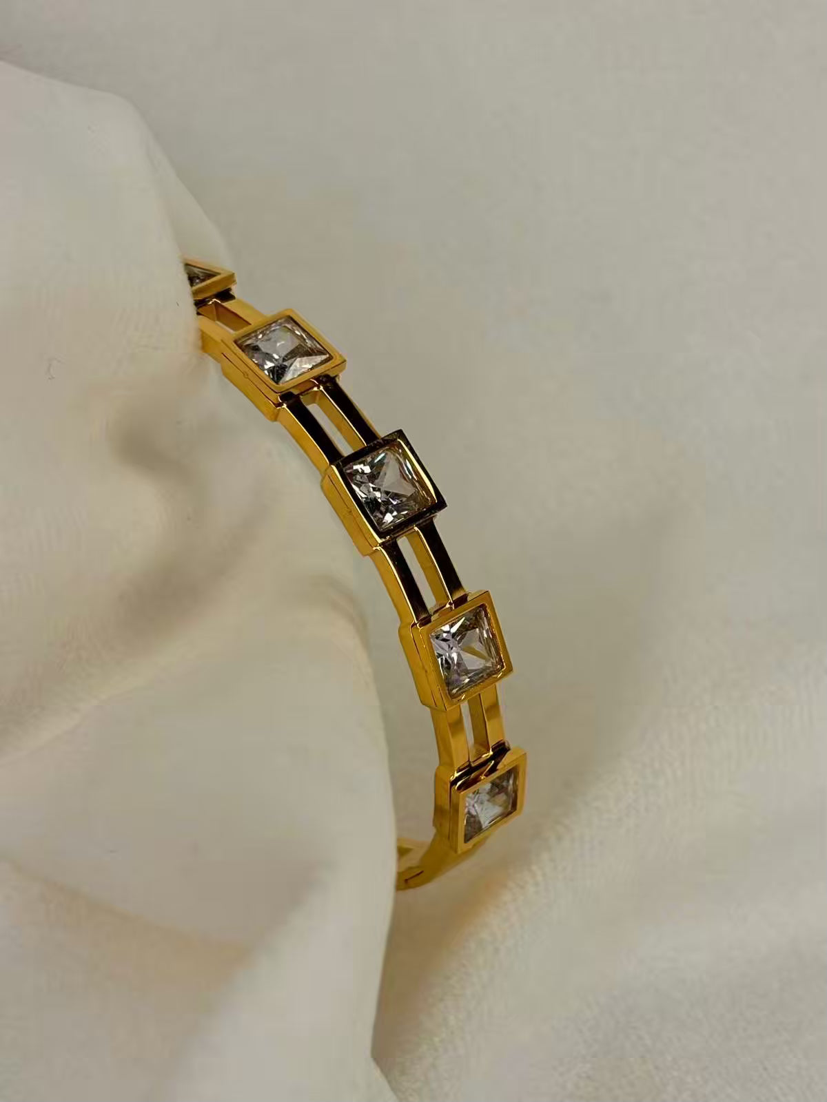 Square Diamond Premium Bangle 2.6 ( Gold )